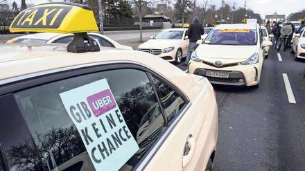 Protest gegen Uber. Taxifahrer in Berlin fürchten um ihre Existenz. 