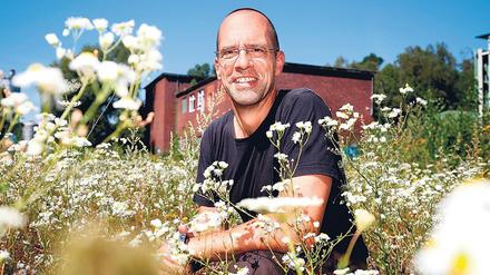 Blühende Industriebrache: Der Unternehmer Dirk Gratzel auf einer der ehemaligen Industrieflächen, die er von der RAG übernommen hat. 
