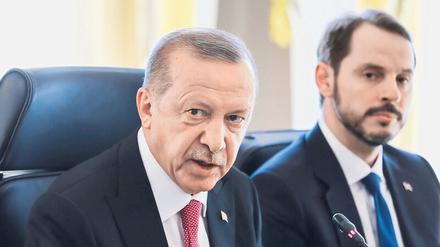 Recep Tayyip Erdogan und sein Schwiegersohn Berat Albayrak, ehemals Finanzminister. 