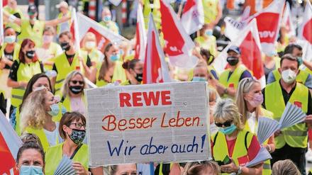Berliner Beschäftigte protestierten am Freitag an der Gedächtniskirche. 