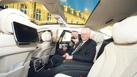 Ministerpräsident Winfried Kretschmann in seinen Mercedes-Dienstwagen auf dem Stuttgarter Schlossplatz. 