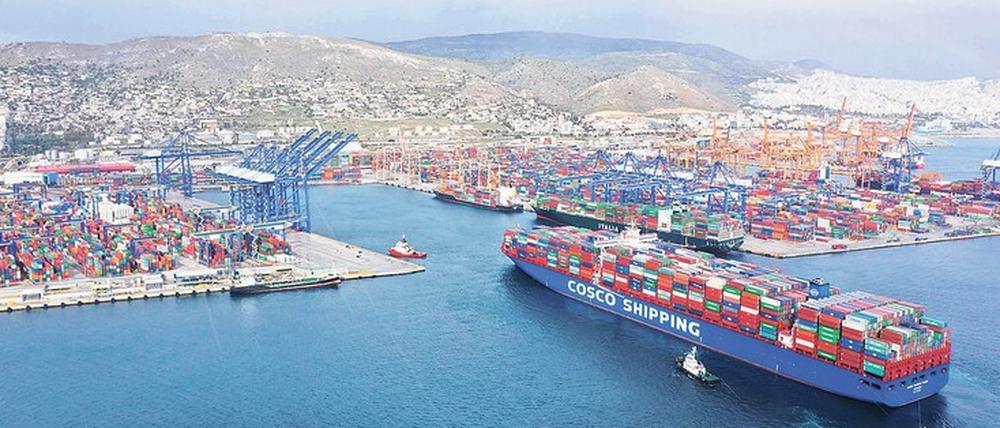 Stück für Stück die Welt erobern. Das chinesische Staatsunternehmen Cosco hat die größte Frachterflotte der Welt. Ein Containerfrachter fährt hier in den Hafen von Piräus ein, der zu einem Teil von Peking aufgekauft wurde. 