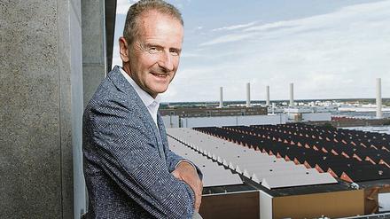 Der Chef blickt auf das riesige VW-Werksgelände in Wolfsburg. Vor allem mit Attacken auf das Establishment am Stammwerk hat sich Herbert Diess Ärger eingehandelt. Foto: dpa