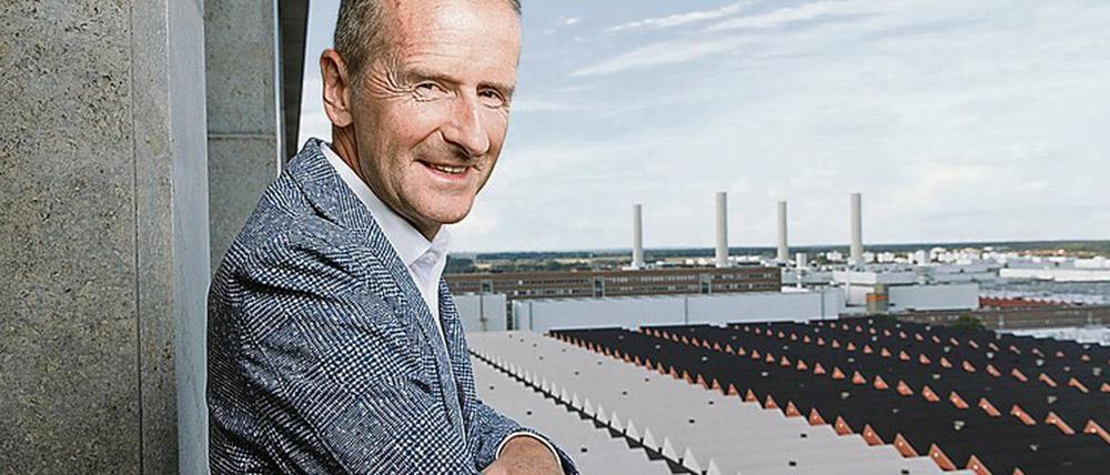 Der Chef blickt auf das riesige VW-Werksgelände in Wolfsburg. Vor allem mit Attacken auf das Establishment am Stammwerk hat sich Herbert Diess Ärger eingehandelt. Foto: dpa
