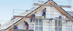 Gebäudesanierung: Laut einer Auswertung des Onlineportals Immobilienscout24 müssen viele Häuser in Deutschland saniert werden.