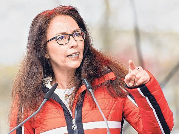 Die erste Vorsitzende des DGB wird voraussichtlich die SPD-Politikerin Yasmin Fahimi. Am 9. Mai stellt sie sich auf dem Bundeskongress des Gewerkschaftsbundes zur Wahl. 
