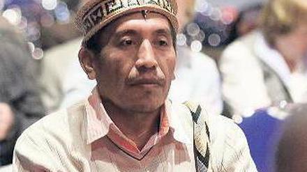 Weit angereist war Oscar Guariyu, der Indianer aus Kolumbien auf der Eon-Hauptversammlung vertrat – und Farbe in die Versammlung brachte. Foto: Reuters