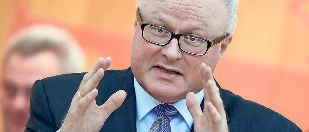 Muss sich erklären. Hessens Finanzminister Thomas Schäfer (CDU) machte erhebliche Verluste mit Zinsderivaten. Foto: Arne Dedert/dpa