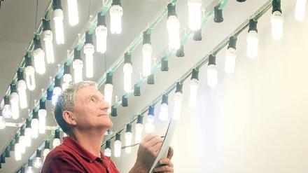 Genau beleuchtet. Ein Warentester prüft Lichtqualität, Strahlung und schließlich die Langlebigkeit von Energiesparlampen. Foto: dpa