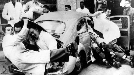 Carsharing wörtlich genommen: 1959 wollten Studenten der kanadischen Universität Manitoba herausfinden, wie viele Menschen in einen VW-Käfer passen. 33 Wissenschaftler versuchten, sich hineinzuquetschen, aber einige mussten draußen bleiben.