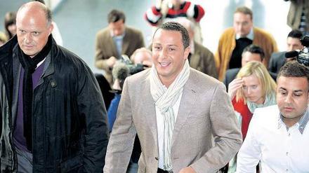 Blitzkarriere. Mehmet Göker (Mitte) hat mit dem Verkauf von Versicherungen Millionen verdient – und es übertrieben. 2009 ging sein Unternehmen pleite. 