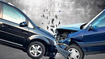 Bei einem Unfall steigen Kosten schnell in die Höhe. Neben der Haftpflichtversicherung sorgen Kaskoversicherungen dafür, dass auch Schäden am eigenen Auto von der Versicherung übernommen werden. 