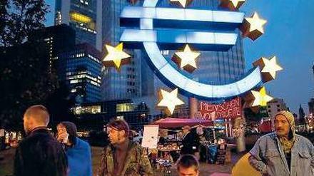 Kalter Protest. Vor der Europäischen Zentralbank setzten Demonstranten am Montag ihren Protest unter dem Motto „Occupy Frankfurt“ fort. Foto: Reuters