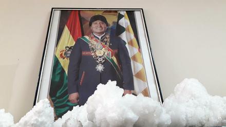 Ein Porträt des bolivianischen Staatspräsidenten Evo Morales, eingerahmt von Salzkristallen, aufgenommen am Salzsee Salars de Uyuni in Bolivien.