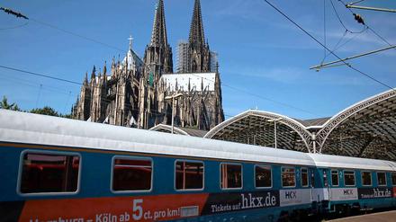 Ankunft mit Dom - die Privat-Bahn erreicht Köln mit Verspätung.