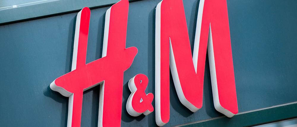 Die schwedische Modekette Hennes &amp; Mauritz will künftig mehr Schuhe verkaufen als bisher.