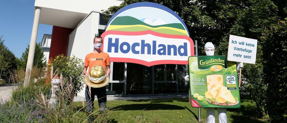 Aktivistinnen und Aktivisten von Foodwatch protestieren am Firmensitz von Hochland im bayerischen Heimenkirch (Landkreis Lindau). 
