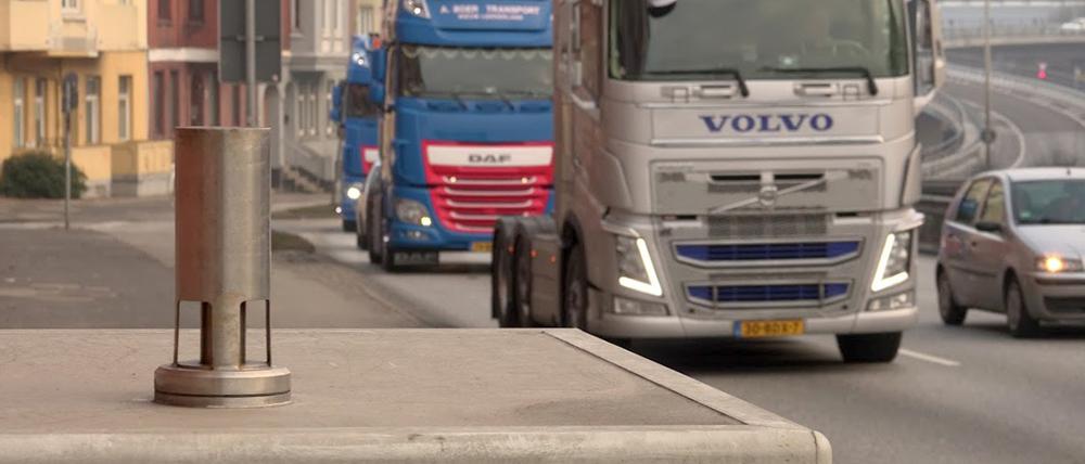 Fahrzeuge an einer Luftmessstation am Theoder-Heuss-Ring in Kiel. An der stark befahrenen Straßen wurde 2016 der Stickstoffdioxid-Grenzwert von 40 Mikrogramm pro Kubikmeter im Jahresmittel überschritten.
