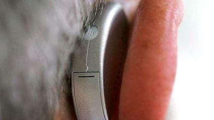 Mikro hinterm Ohr: Die Kassen zahlen jetzt mehr für besseres Hören.