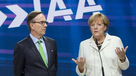 Bundeskanzlerin Angela Merkel fordert in ihrer Eröffnungsrede auf der Internationalen Automobil-Ausstellung (IAA) von den Unternehmen Initiative in der Flüchtlingskrise zu zeigen.