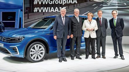 Volker Bouffier, Martin Winterkorn, Angela Merkel, Herbert Diess und Matthias Wissmann bei der IAA 2015. 