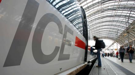 ICE - drei Buchstaben, die den Zugverkehr in Deutschland verändern. Am 2. Juni 1991 nimmt die Deutsche Bahn mit den ersten Intercity-Express-Zügen (ICE) ihre Hochgeschwindigkeitsflotte in Betrieb.
