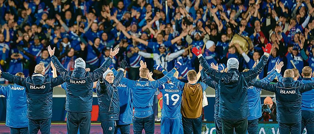 Heimvorteil: Auch nach der EM machte das isländische Team mit ihrem weltberühmten Klatsch-Ritual weiter - hier nach einem Spiel der WM-Quali gegen die Türkei am 9. Oktober in Reykjavik.