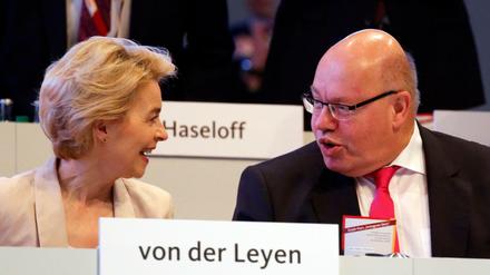 Damals waren sie sich noch näher: Ursula von der Leyen und Peter Altmaier auf dem CDU-Bundesparteitag 2019. Heute ist der Wirtschaftsminister von den Vorschlägen der Kommissionspräsidenten nicht vollauf begeistert.