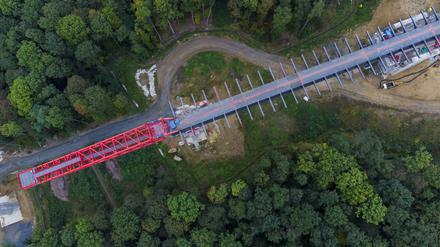Brückenbauarbeiten über dem Gottleubatal Die neue Brücke der Südumfahrung Pirna wird 916 Meter lang, 70 Meter hoch und benötigt 7.250 Tonnen Stahl.