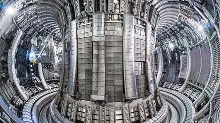 Die Brennkammer des weltweit größten Fusionsreaktors JET. 