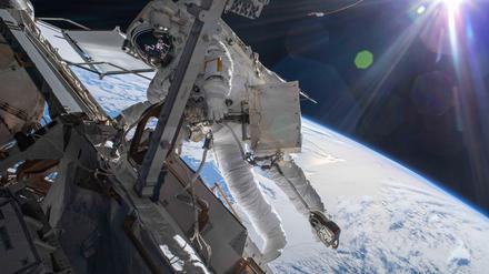 Astronaut Matthias Maurer im März 2022 beim Außeneinsatz an der internationalen Raumstation ISS. 
