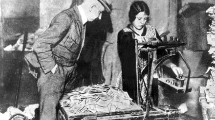 Das Archivbild von 1923 zeigt das Abwiegen der Geldscheine, die zur Zeit der großen Inflation kaum mehr Wert waren als Papier. Ein Liter Milch kostete zeitweise 26 Milliarden Mark, für Brot 105 Milliarden Mark. 