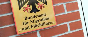 Schild am Eingang des Bundesamts für Migration und Flüchtlinge.
