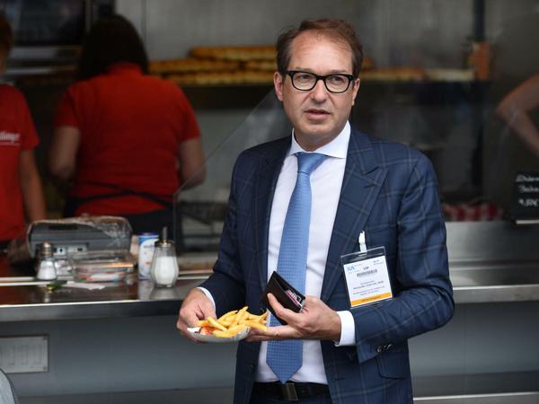 Keine Extrawurst: Bundesverkehrsminister Alexander Dobrindt (CSU) holt sich am Donnerstag ein Mal Curry-Pommes. Kulinarisch ist auf der ILA nicht viel zu erwarten und die Preise sind gepfeffert.