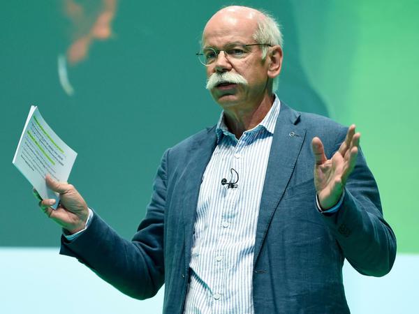 Daimler-Chef Dieter Zetsche passt sich den Gründern an und verzichtet auf die Krawatte.