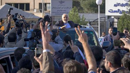 Held der Nation. Irans Außenminister Mohammad Javad Zarif ließ sich am Freitag nach seiner Rückkehr in Teheran feiern. 