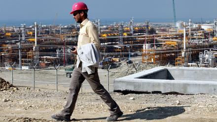 Ein Arbeiter läuft durch das Gasfeld nahe der iranischen Stadt Kangan.