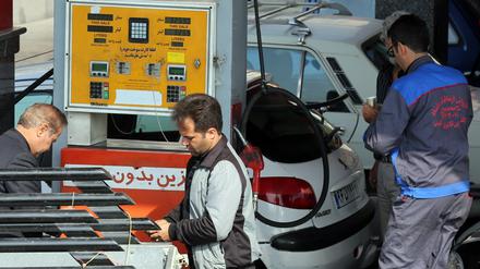 Iranische Autofahrer an einer Tankstelle in der Hauptstadt Teheran.