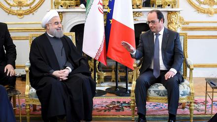 Irans President Hassan Rouhani und Francois Hollande bei einem Treffen in Paris.