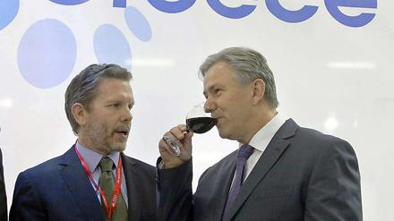 Griechischer Wein: Klaus Wowereit nimmt einen Schluck beim Schuldenland.