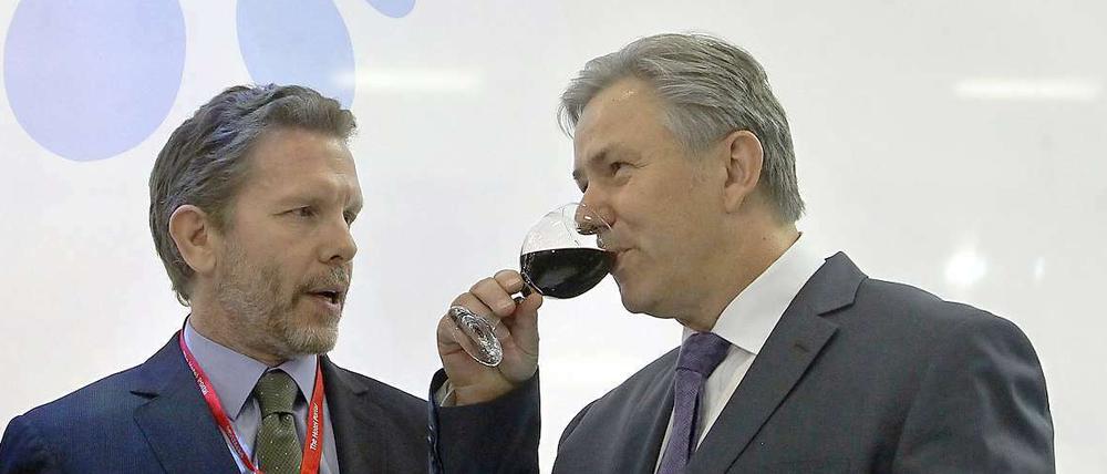 Griechischer Wein: Klaus Wowereit nimmt einen Schluck beim Schuldenland.