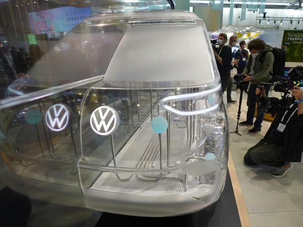 Futuristisch: Die Umrisse eines VW-Bullis sind am Stand von Volkswagen und Moia während eines Rundgangs durch die Messehallen des ITS- Weltkongress 2021 zu sehen. 
