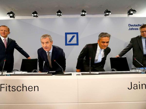 Bitte Platz nehmen. Jürgen Fitschen und Anshu Jain geben sich auf der Jahres-Pressekonferenz der Deutschen Bank gut gelaunt.