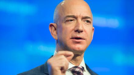 Jeff Bezos, Präsident und Gründer des Internet-Unternehmens Amazon, ist jetzt der reichste Mensch der Welt und verdrängt Microsoft-Gründer Bill Gates.