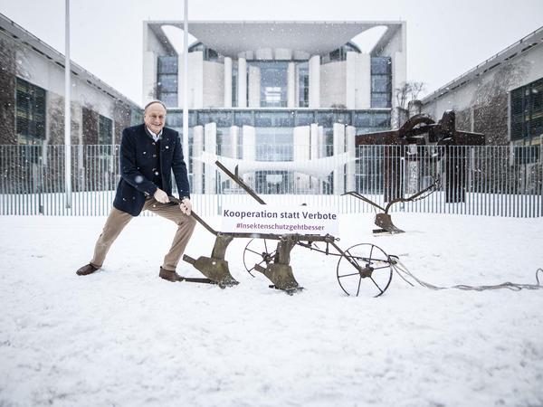 Zurück in die Vergangenheit? Bauernpräsident Joachim Rukwied protestiert mit einem historischen Pflug.