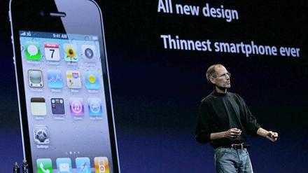 07.06.2010: Apple-Chef Steve Jobs stellt die neue Generation des Multimediahandys iPhone vor. Das iPhone 4 verfügt im Vergleich zum Vorgängermodell über mehr als hundert neue Funktionen, sagt der Konzernchef auf der Entwicklerkonferenz von Apple in San Francisco. 