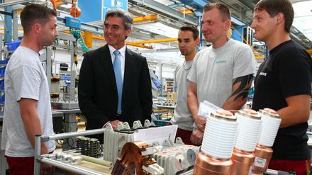 Lange her: Der damalige Siemens-Chef Joe Kaeser besuchte 2013 das Schaltwerk in in Berlin-Siemensstadt. 