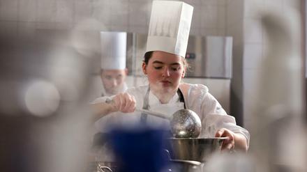 Viele Jugendliche haben falsche Vorstellungen vom Berufsbild - klassisches Beispiel hierfür ist der Beruf des Kochs.