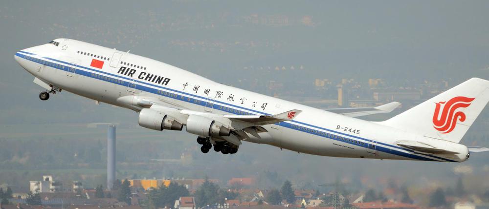 Die Bildkombo zeigt einen Boeing B747 Jumbo der chinesischen Luftlinie Air China und einen Boeing B747-8 Jumbo der deutschen Lufthansa.