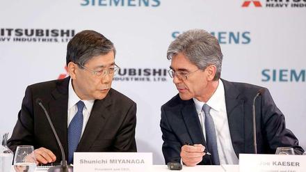 Haben den Poker um Alstom verloren: Siemens-Chef, Joe Kaeser (r.), und Shunichi Miyanaga, der Vorstandsvorsitzende von Mitsubishi.